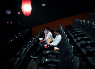 Francia reabre sus cines y permite el deporte de equipo a partir del lunes