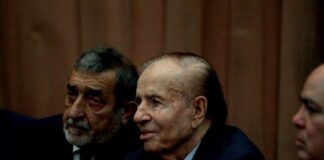Carlos Menem permanece en cuidados intensivos por una neumonía