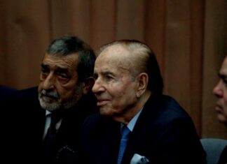 Carlos Menem permanece en cuidados intensivos por una neumonía