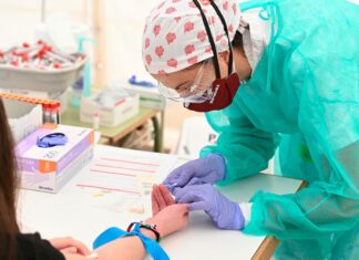 Pandemia de COVID-19 sigue acelerándose, aunque se ha reducido letalidad