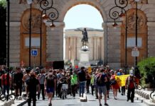 Disturbios en París durante una manifestación de personal sanitario