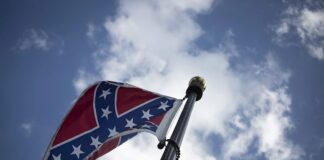 Aficionados de NASCAR ondean la bandera confederada afuera de la pista