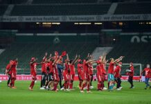 El Bayern celebra su octavo título ante las tribunas «casi» vacías