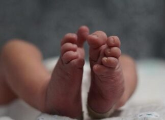 Un bebé muerto al nacer en Francia, positivo por covid como su madre
