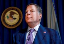 Trump despide a fiscal de Manhattan que se negó a dejar el cargo