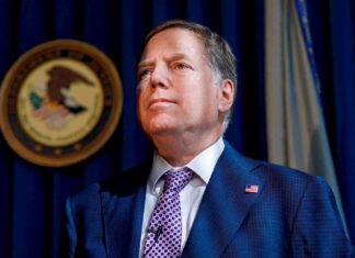 Trump despide a fiscal de Manhattan que se negó a dejar el cargo