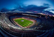El Barça homenajea a las víctimas por el coronavirus en el Camp Nou