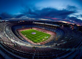 El Barça homenajea a las víctimas por el coronavirus en el Camp Nou