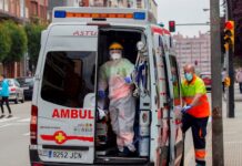 España suma siete días sin muertos por COVID-19, según el recuento oficial Una ambulancia en el centro de Gijón. EFE/Alberto Morante/Archivo