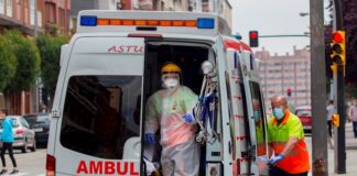 España suma siete días sin muertos por COVID-19, según el recuento oficial Una ambulancia en el centro de Gijón. EFE/Alberto Morante/Archivo