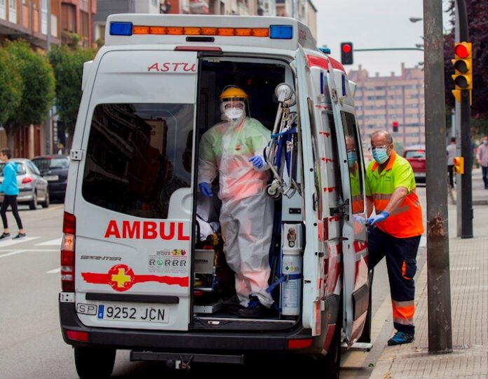 Una ambulancia en el centro de Gijón. EFE/Alberto Morante/Archivo