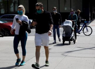 Reaperturas en pausa y uso de máscaras para contener contagios en EE. UU.