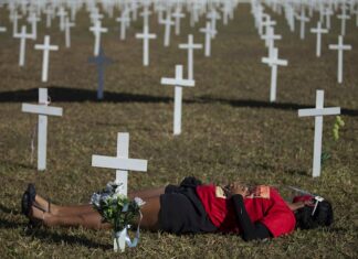 Brasil sumó 552 muertes por COVID-19 este domingo, menor número en 21 días