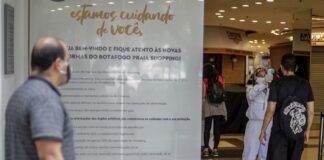 Brasil roza los 50.000 muertos y ciudades vuelven a endurecer restricciones