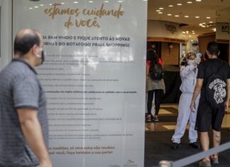 Brasil roza los 50.000 muertos y ciudades vuelven a endurecer restricciones