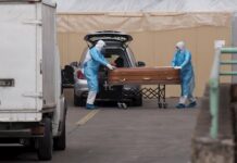 Ataúdes gratis en India para enterrar con dignidad a las víctimas de COVID-19