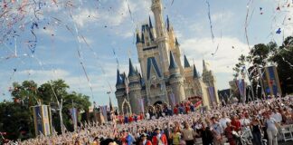 Fanáticos de Disney agotan en horas reservas para la reapertura en Orlando