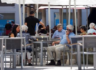 España recupera la «normalidad» atenta a posibles rebrotes de COVID-19