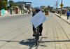En bici y con pizarra,maestra de Ecuador va a diario hasta niños sin internet