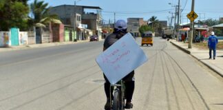 En bici y con pizarra,maestra de Ecuador va a diario hasta niños sin internet