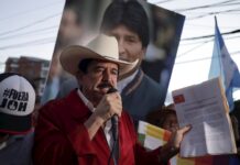 Expresidente Zelaya denuncia su retención en aeropuerto por dólares en maleta