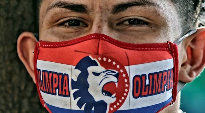 «Mas-carillas» y «mas-baratillas» para protegerse del coronavirus en Honduras