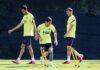 Messi salta al césped en el entrenamiento del Barcelona en el Camp Nou