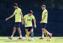 Messi salta al césped en el entrenamiento del Barcelona en el Camp Nou