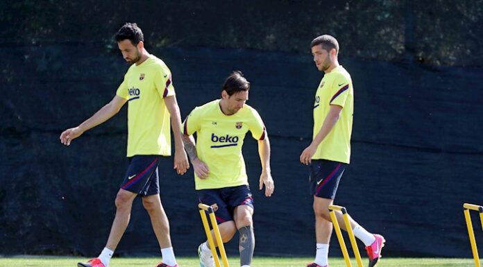 Messi salta al césped en el entrenamiento del Barcelona en el Camp Nou