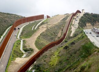 Tribunal Supremo de EE.UU. rechaza demandas ambientales contra muro de Trump