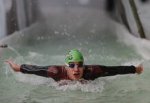 Nadador argentino con hipoacusia construye su propia pileta en cuarentena