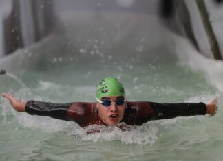 Nadador argentino con hipoacusia construye su propia pileta en cuarentena