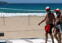 Las turísticas playas españolas de Benidorm reabren divididas por parcelas