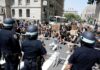Se entrega policía de Nueva York acusado de empujar a mujer durante protestas
