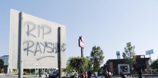 Despiden al policía de Atlanta que mató a tiros a un joven negro