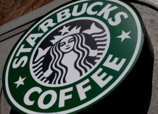 Starbucks se suma al centenar de marcas que suspenden su publicidad en redes