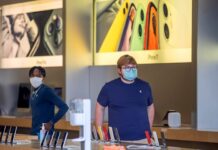 Apple vuelve a cerrar algunas tiendas que había reabierto en EE. UU. por COVID-19