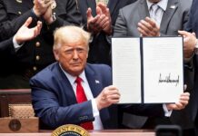 Trump firma un decreto para incentivar buenas prácticas de la Policía