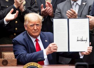 Trump firma un decreto para incentivar buenas prácticas de la Policía