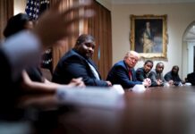 Niña salvadoreña demanda al Gobierno deTrump por haberla deportado