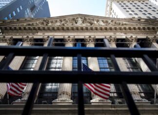 Wall Street cierra mixto tras un día volátil en el que el Dow bajó un 0,80 %