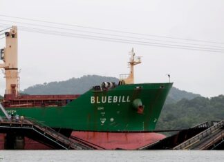 Buque choca contra puente ferroviario durante tránsito por Canal de Panamá