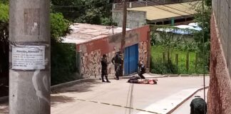Hallan tres cuerpos encostalados en vía pública de colonia capitalina