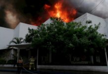 Pavoroso incendio consume varios locales en el mercado Guamilito en SPS