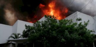Pavoroso incendio consume varios locales en el mercado Guamilito en SPS