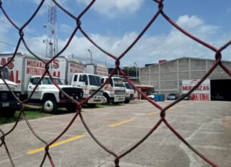 Hombre muere dentro de empresa de mudanzas en la capital