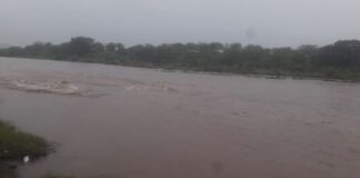 Río arrastra un vehículo y mueren dos de sus ocupantes en el sur de Honduras