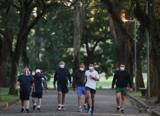 Sao Paulo reabre parques y gimnasios con señales de estabilización de COVID-19 caminata