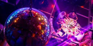 Se dispara el contagio de COVID-19 y la guerra por el ocio nocturno en España disco