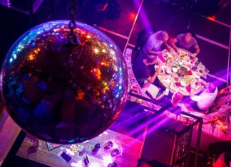 Se dispara el contagio de COVID-19 y la guerra por el ocio nocturno en España disco